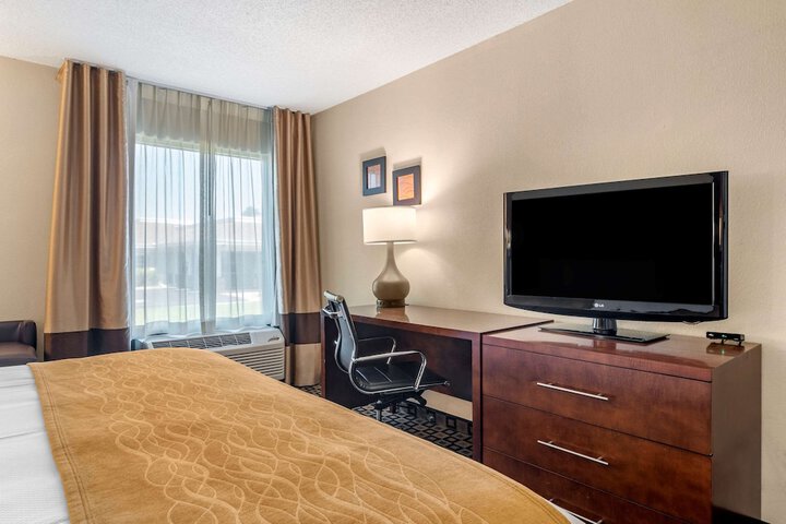 1 King Bed (4 of 18)