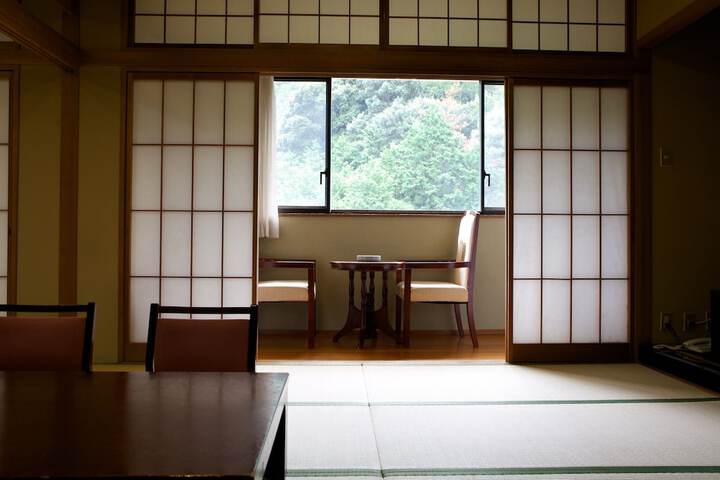 Room 8 of 32