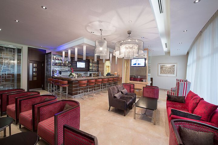 Lounge 24 of 32
