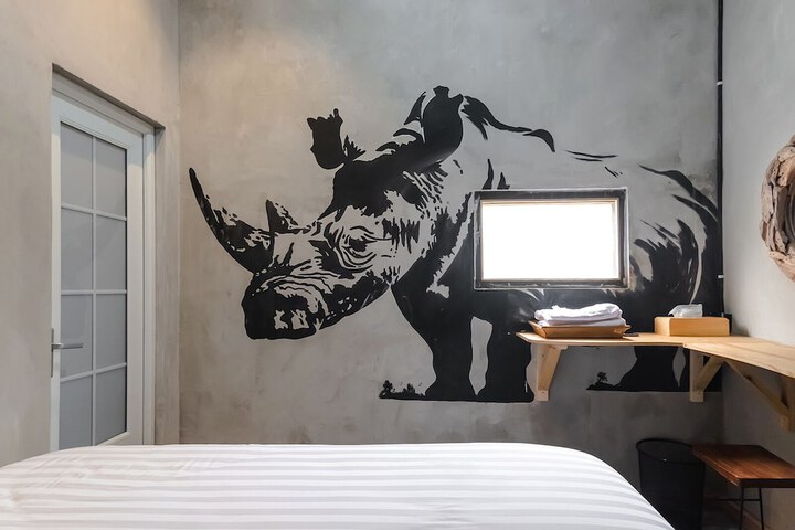 Room 4 of 16