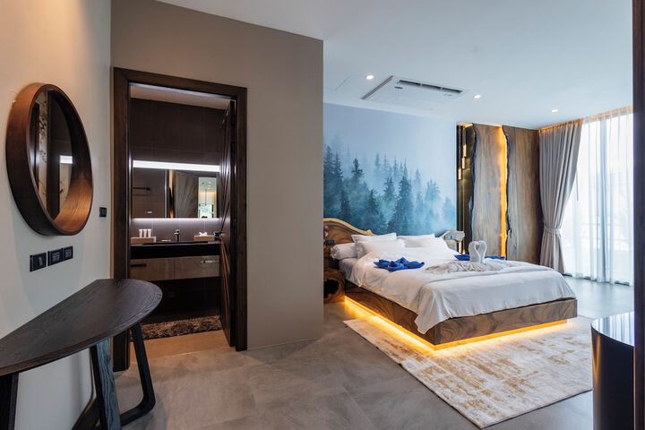 Room 15 of 213