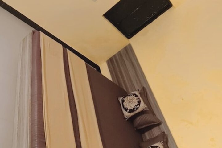 Room 6 of 11