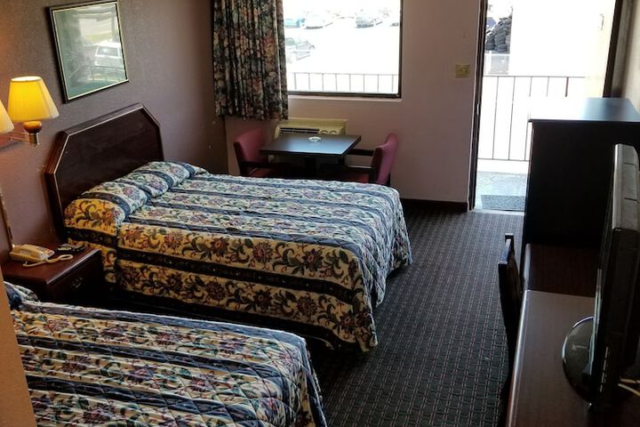 1 Queen Bed (7 of 8)