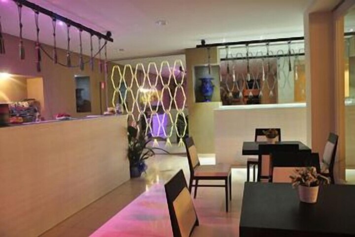 Lounge 56 of 62