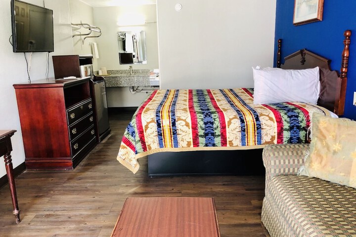 Room 5 of 12