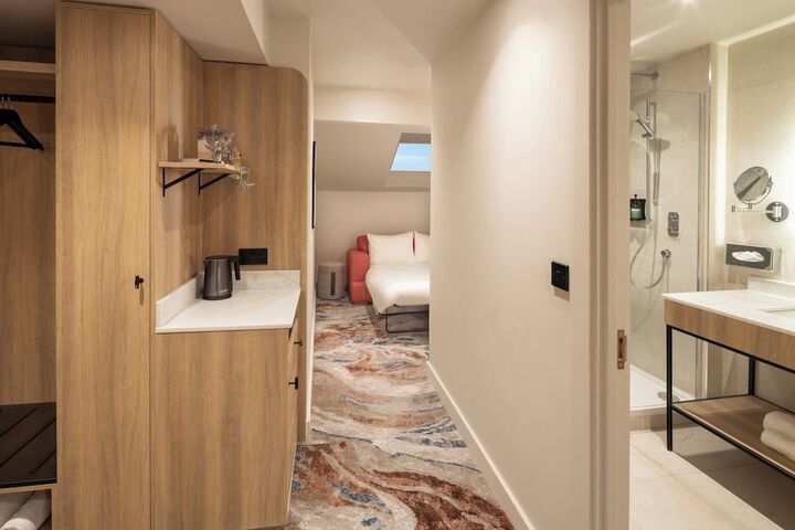 Room 65 of 178