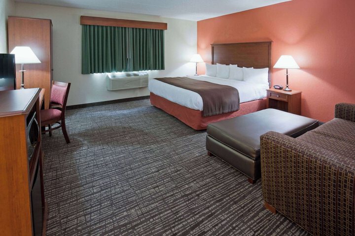 1 King Bed Accessible (12 of 13)