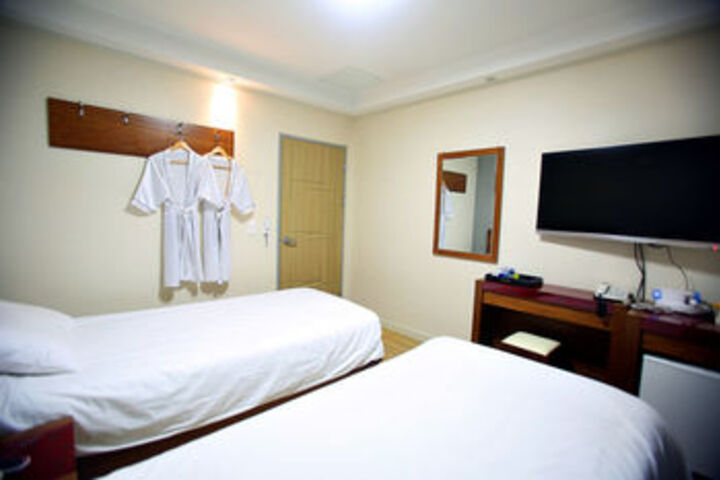 Room 8 of 18
