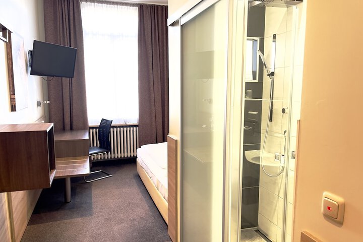 Room 10 of 136
