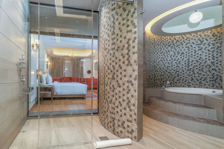 Room 12 of 80