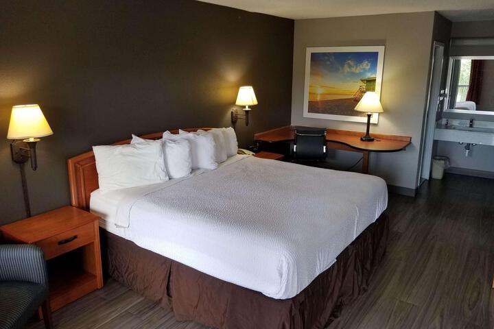 1 Queen Bed Mobility Accessible (4 of 5)