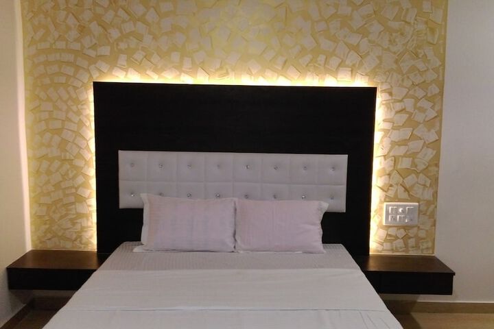 Room 14 of 25