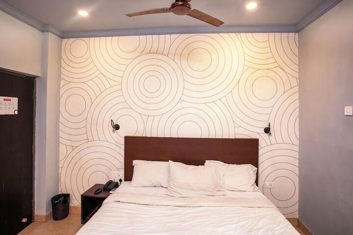 Room 6 of 8