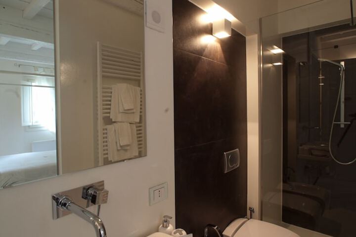 Room 17 of 38