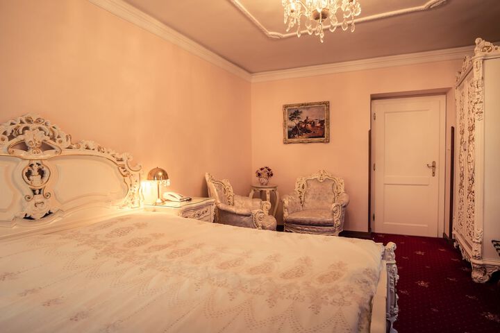 Room 14 of 65