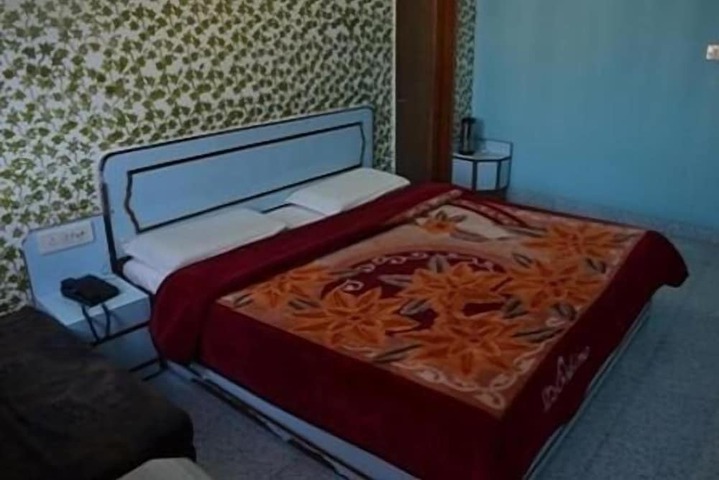 Room 9 of 33
