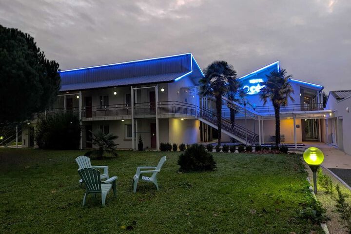 Hotel Exterior 29 of 38