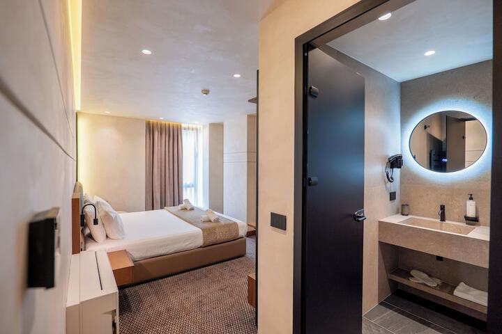 Room 28 of 125