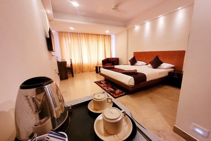 Room 6 of 9