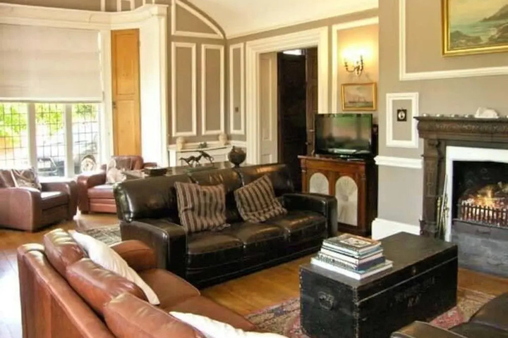 Room 4 of 19