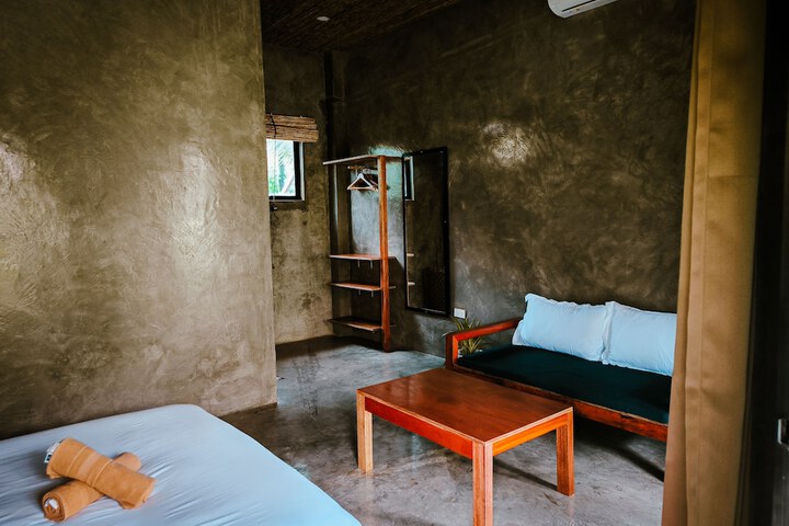 Room 10 of 32