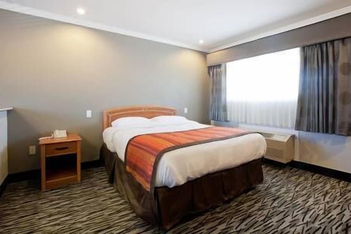 1 Queen Bed (12 of 16)