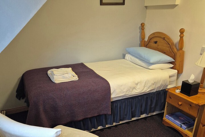 Room 2 of 33