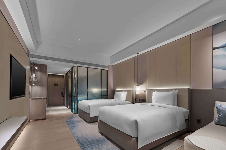 Room 6 of 90