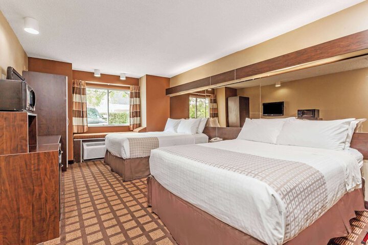 1 Queen Bed Accessible Room (4 of 15)