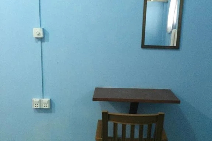 Room 6 of 8