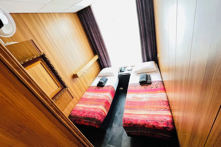 Room 9 of 37
