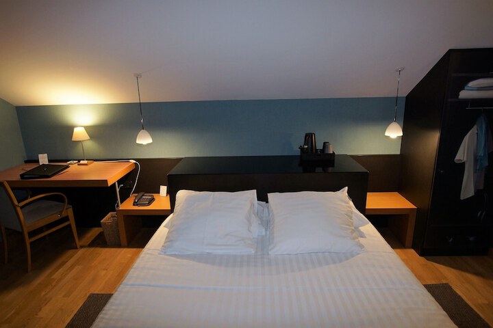 Room 74 of 103