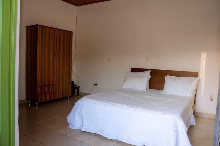 Room 6 of 28