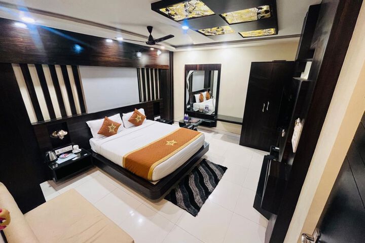 Room 13 of 18