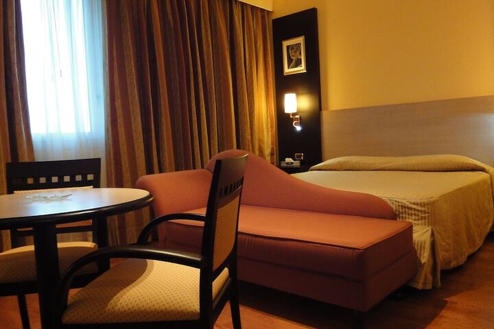 Room 5 of 16