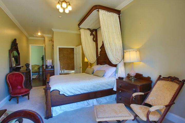 Room 4 of 61