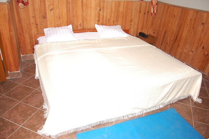 Room 17 of 38