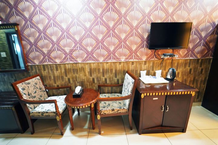 Room 6 of 18