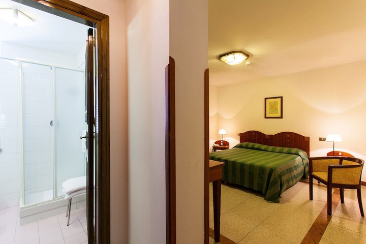 Room 16 of 38