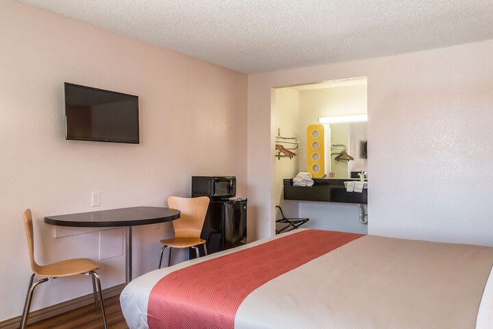 1 King Bed (4 of 5)
