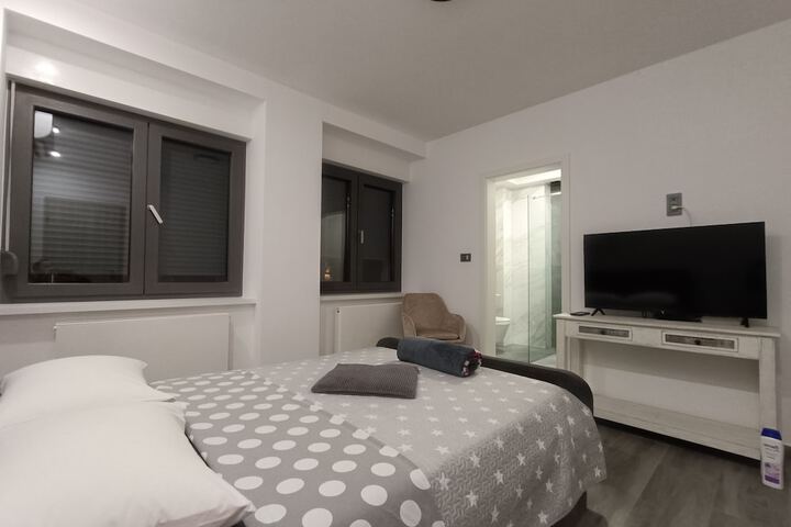 Room 6 of 25