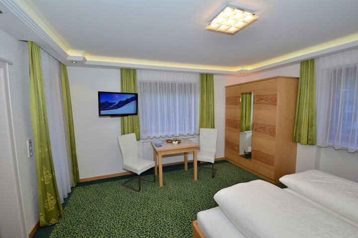 Room 11 of 36