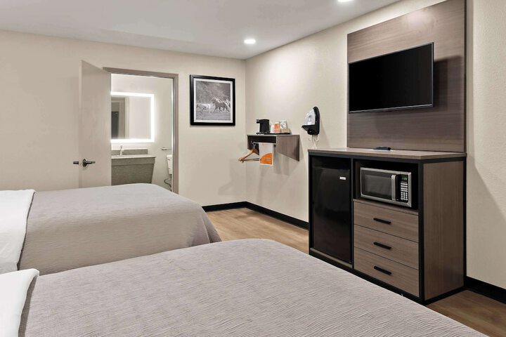 2 Queen Beds (5 of 17)