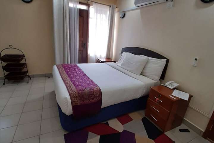 Room 6 of 18