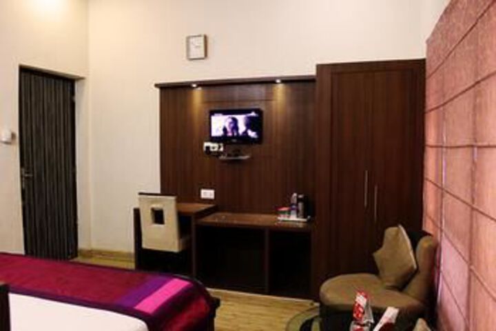Room 7 of 9