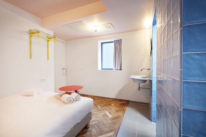 Room 43 of 143
