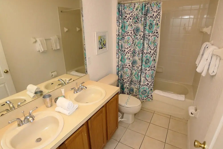 Room 6 of 18