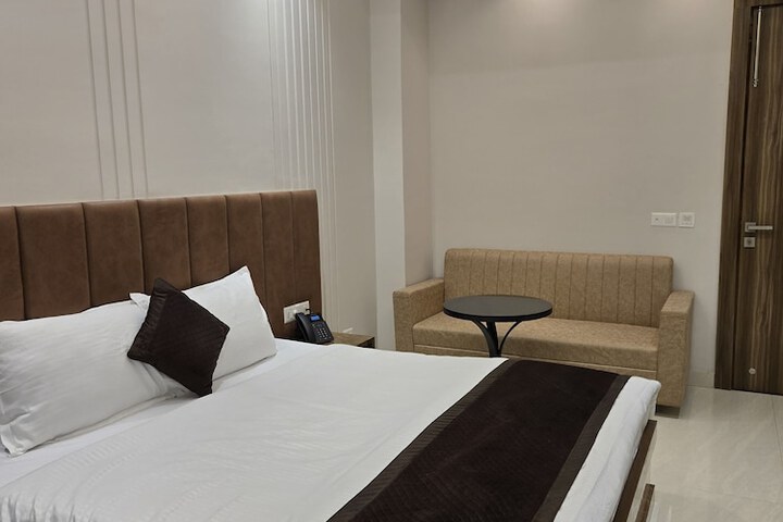 Room 6 of 10