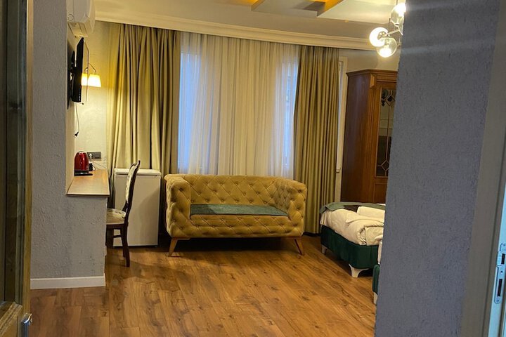 Room 33 of 77