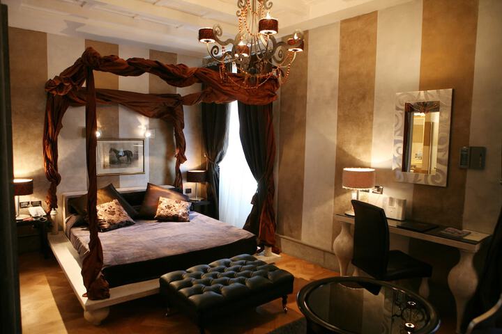 Room 34 of 108